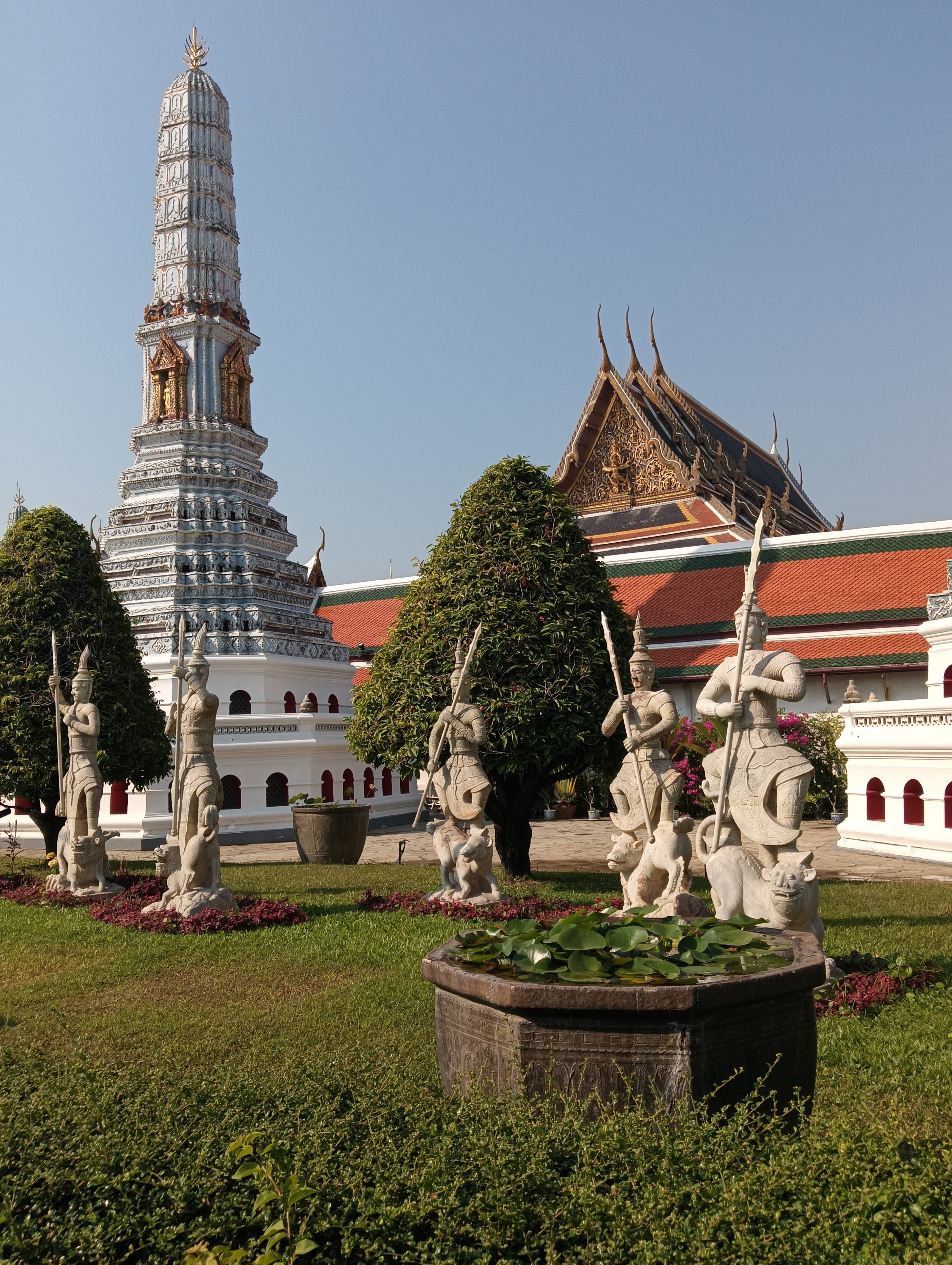 tour thailand wall-statue